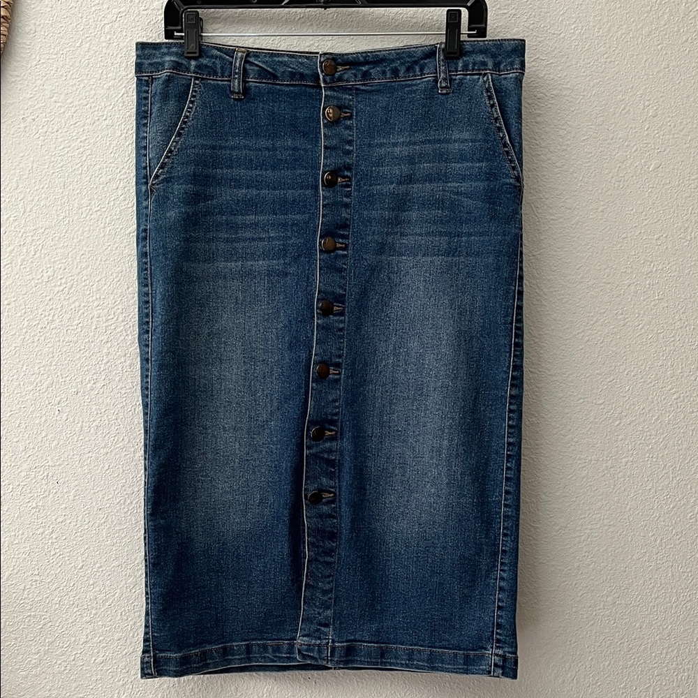 Denim Maxi Skirt blue
Boho
Button front, belt loops, pockets
SZ 14